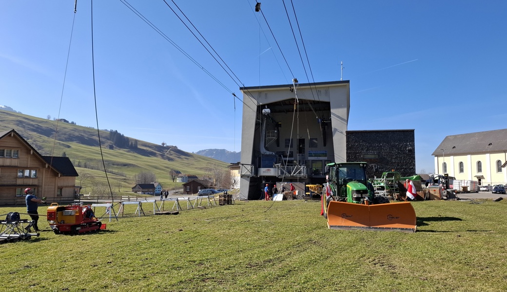 Die Zugseile wurden erfolgreich ausgetauscht, damit die Seilbahn am 5. April in den Betrieb starten kann.