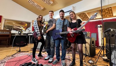 «Like a Flower»: Die ganze Familie um Manuel K macht jetzt Power-Pop