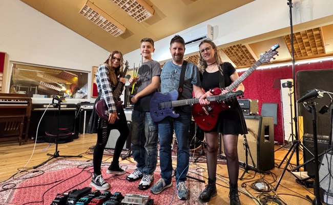 «Like a Flower»: Die ganze Familie um Manuel K macht jetzt Power-Pop