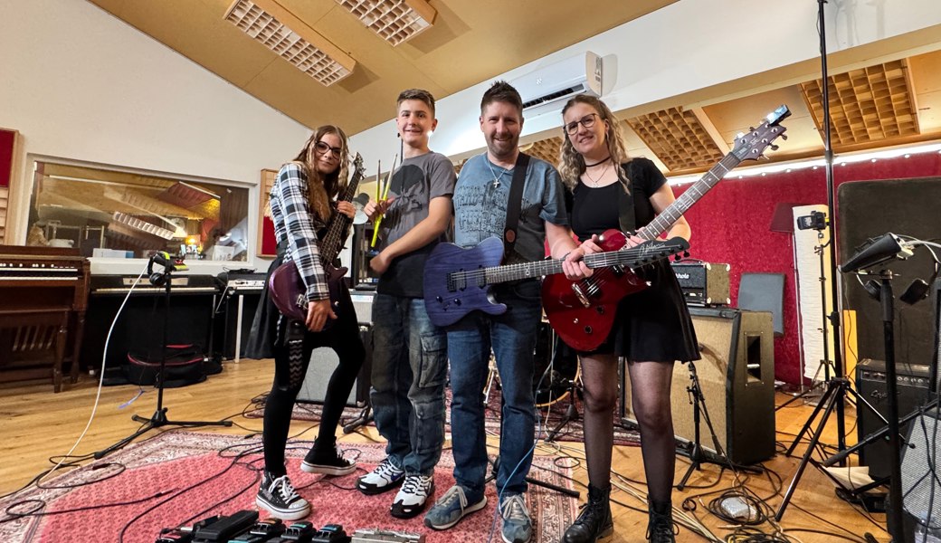 «Like a Flower»: Die ganze Familie um Manuel K macht jetzt Power-Pop