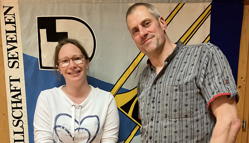 Marina Toresan wurde für 20 Jahre Aktivmitglied zum Ehrenmitglied ernannt, Ruedi Schwendener darf sich für 35 Jahre Blasmusik per sofort als Eidgenössischer Veteran bezeichnen. 