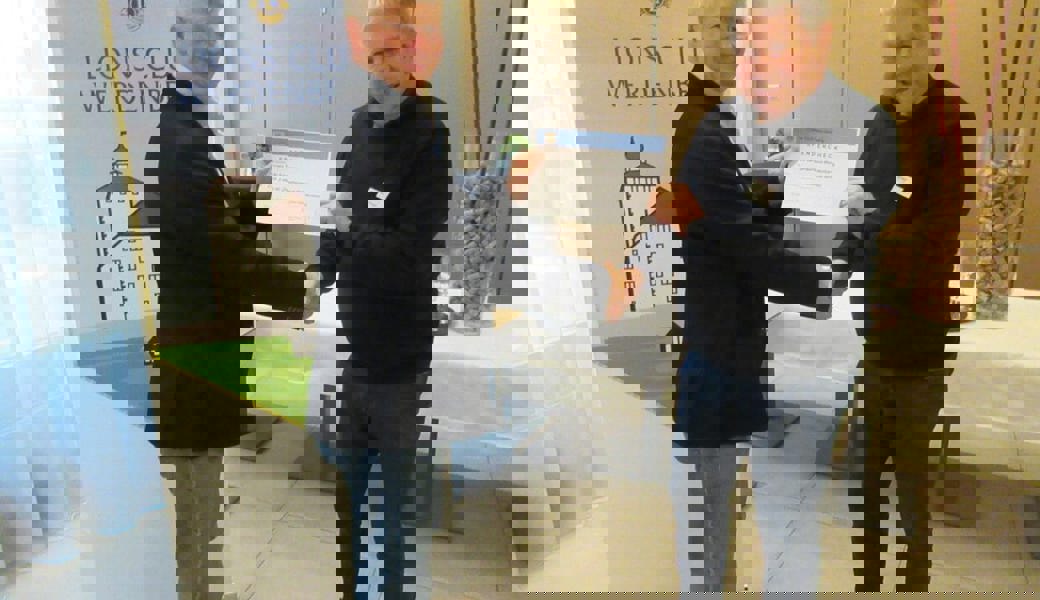  Lions-Präsident Matthias Brasse (links) überreichte den Check an Peter Brugger. 