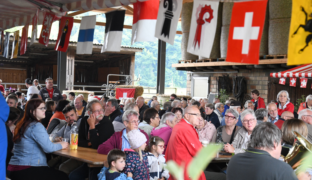 Gemütlich feiern die Besucherinnen und Besucher den Geburtstag der Schweiz im Saxhof.