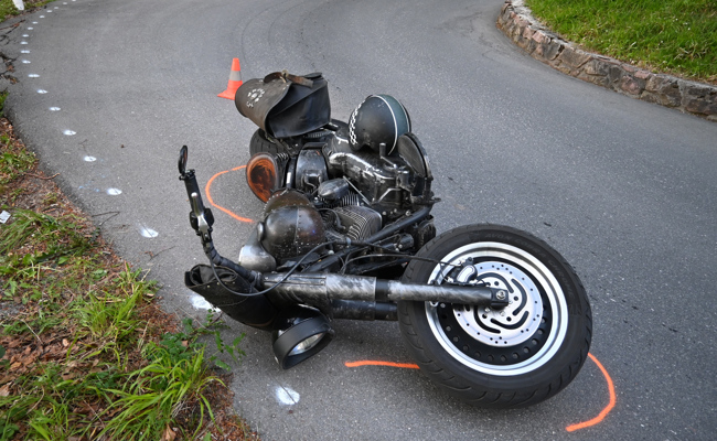 Auto und Töff streiften sich – ein Schwerverletzter