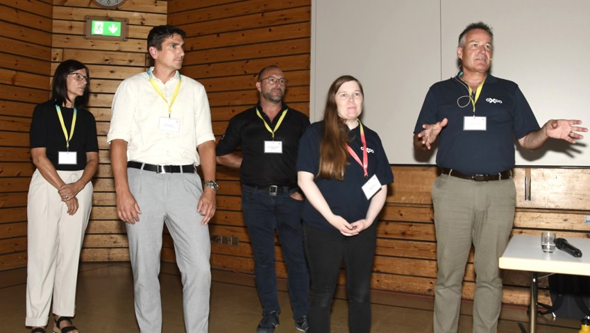 Die Referentinnen und Referenten, von links: Gemeindepräsidentin Irene Schocher, Marcel Knöri, Stellvertretender Leiter Energie des Kantons St.Gallen, Bernhard Schneider Präsident Ortsgemeinde Rüthi als Vertreter eines Grundeigentümers, Antonia Graf, Leiterin Projektentwicklung Wind bei Axpo Und Cédric Aubert, Leiter Axpo Wind Schweiz bei Axpo.