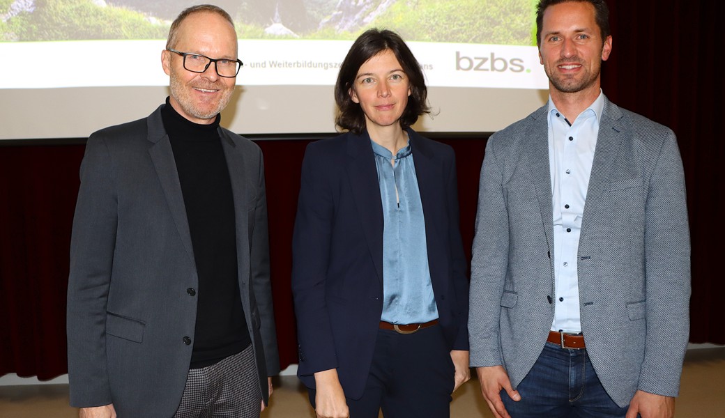 BZBS-Rektor Daniel Miescher (von links), die St. Galler Regierungsrätin und Bildungsdirektorin Bettina Surber sowie Markus Bonderer, Präsident der Berufsfachschulkommission, zeigen die Entwicklung des BZBS auf.