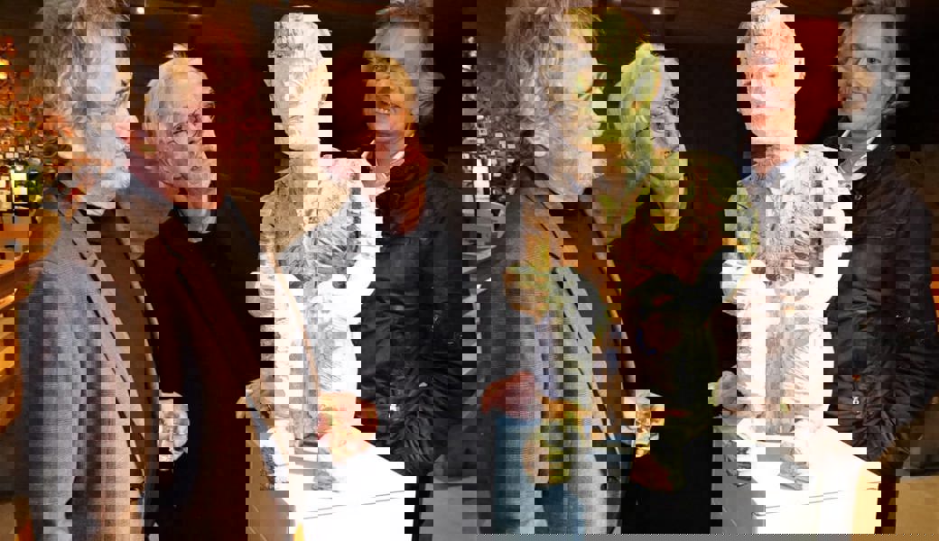  Die Redner des Abends – Künstler Det Blumberg, Pfarrer Erich Guntli und Organisator Ottmar Hetzel (von links) – betrachten die Figur «Inneres Kind». Bilder: Hanspeter Thurnherr