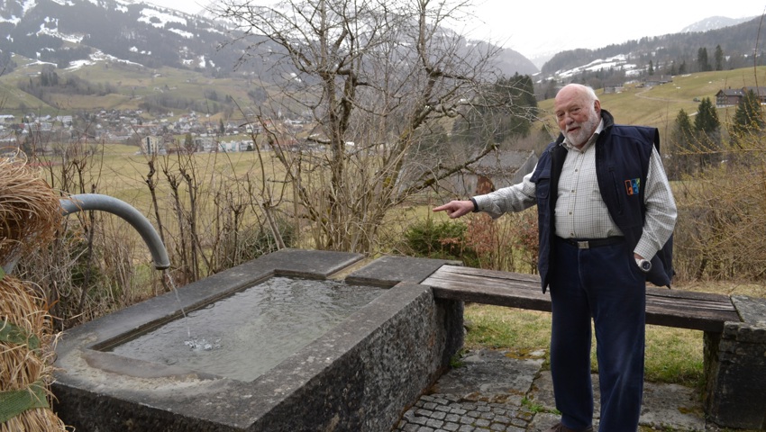 Im Brunnen beim Haus nehmen Barbara und Ruedi Eugster jeden Morgen ein Bad. Im Brunnen beim Haus nehmen Barbara und Ruedi Eugster jeden Morgen ein Bad.