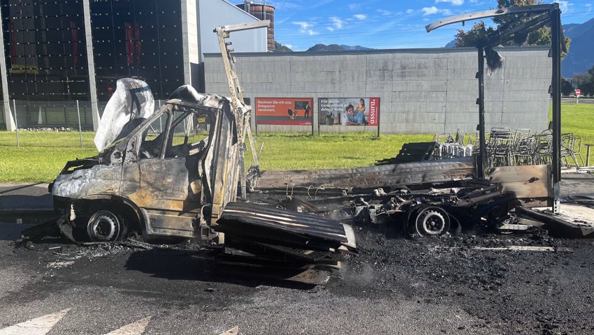 Das Auto brannte komplett aus. Das Auto brannte komplett aus.