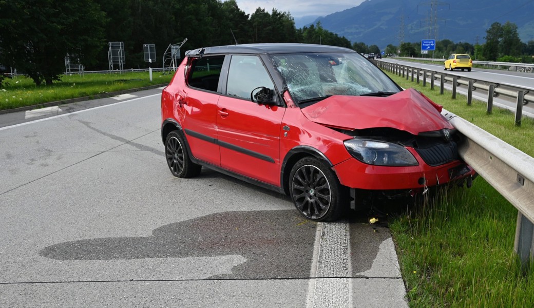 Das Auto kam an der Mittelleitplanke zum Stehen.