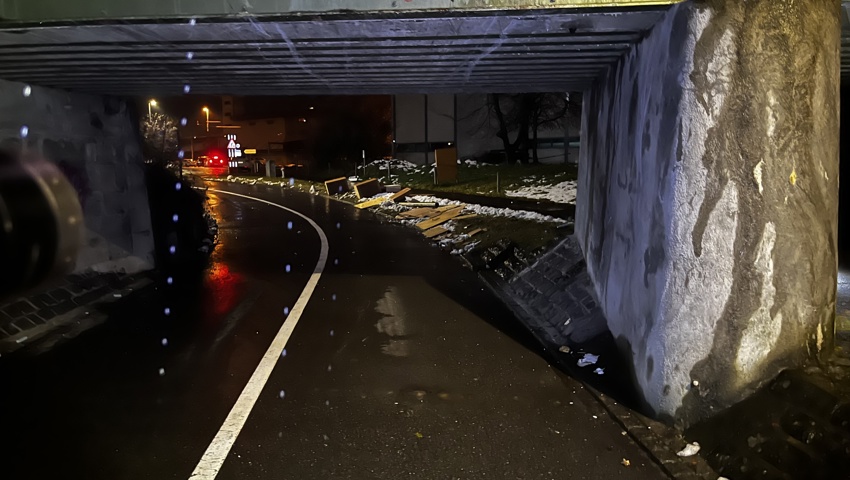 Mit dem Dach des Lieferwagens in die Unterführung geprallt: Grossen Schaden engerichtet. Mit dem Dach des Lieferwagens in die Unterführung geprallt: Grossen Schaden engerichtet.