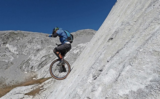 Schwarze Piste mit einem Rad bewältigen: Meisterschaften mit hohem Schwierigkeitsgrad
