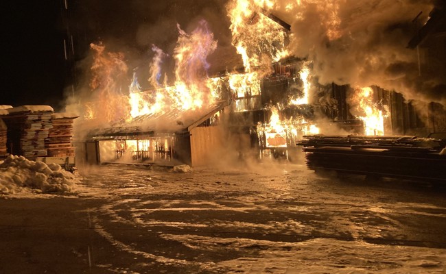 Grossbrand in Sägerei: 110 Feuerwehrleute im Einsatz