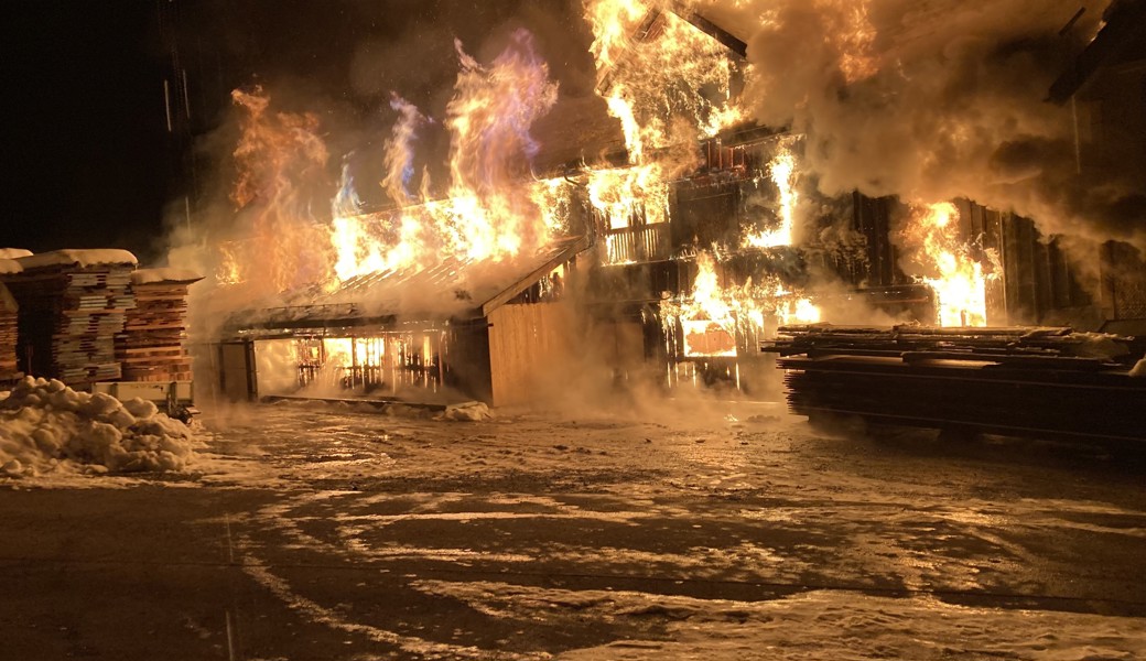 Die Sägerei und das angrenzende Wohnhaus wurden in der Nacht auf den vergangenen Freitag ein Raub der Flammen.
