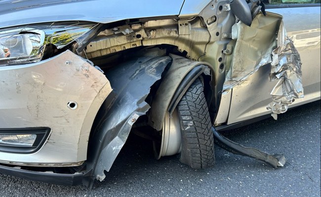 Eine verletzte Person und dreimal Totalschaden nach Unfall
