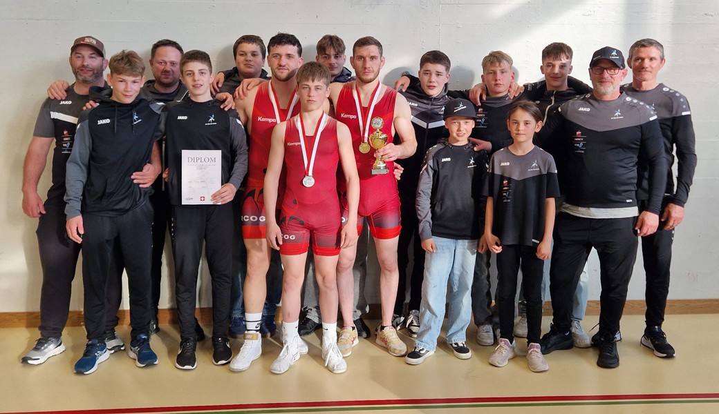 Die RCOG-Delegation mit den Medaillengewinnern im roten Trikot (von links): Ilir Fetahu, Lio Rüegg, Andreas Vetsch.