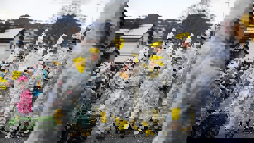  Mit ihren lustigen Kostümen fielen die Wartauer Spassvögel auf.