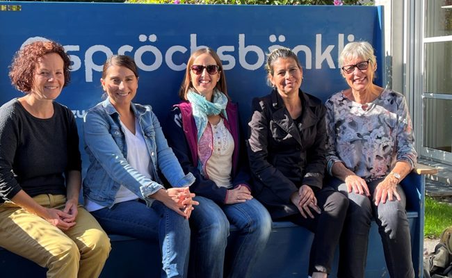 Das mobile Gspröchsbänkli ist vom Haus Wieden zur Bibliothek umgezogen