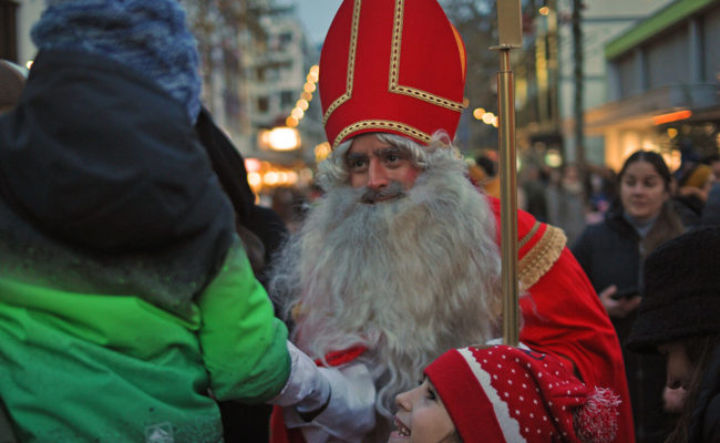 Grosser Empfang für die Samichläuse und Schmutzlis in der Bahnhofstrasse