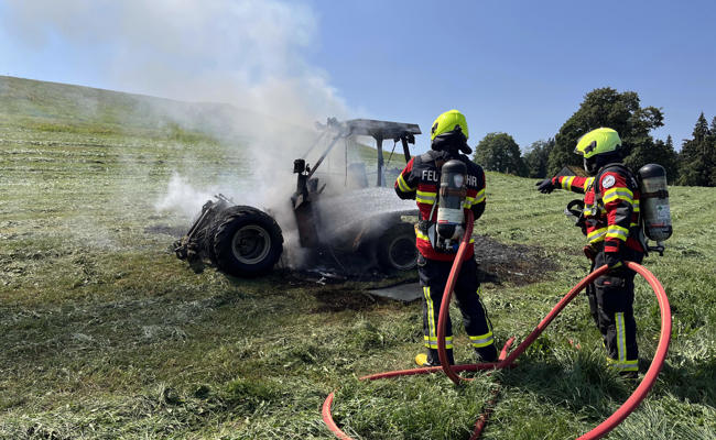 Technischer Defekt: Traktor auf Feld ausgebrannt