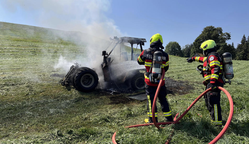 Der Traktor ist vollständig ausgebrannt.