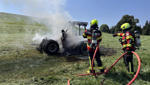 Technischer Defekt: Traktor auf Feld ausgebrannt