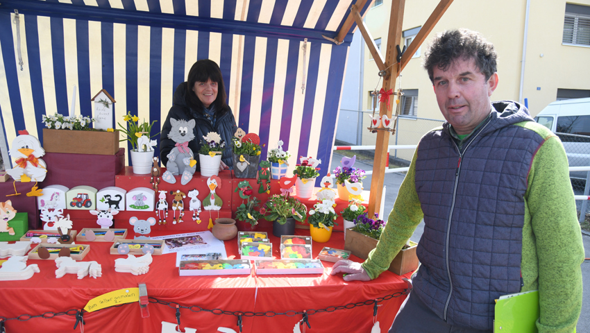  Marktchef Hans Lenherr mit der Marktfahrerin Heidi Eberhard.