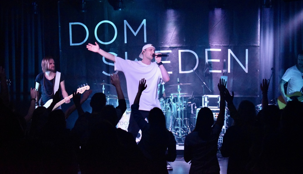 Dom Sweden hat nicht nur sommerliche Songs, sondern versteht es auch, das Publikum zum Mitmachen anzuregen. 