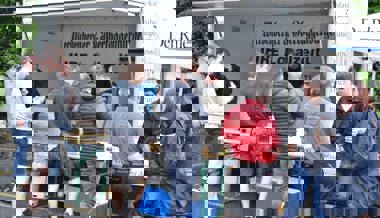 Gespräche nach Feierabend: Der W&O-Redaktionswagen zog viel Publikum an