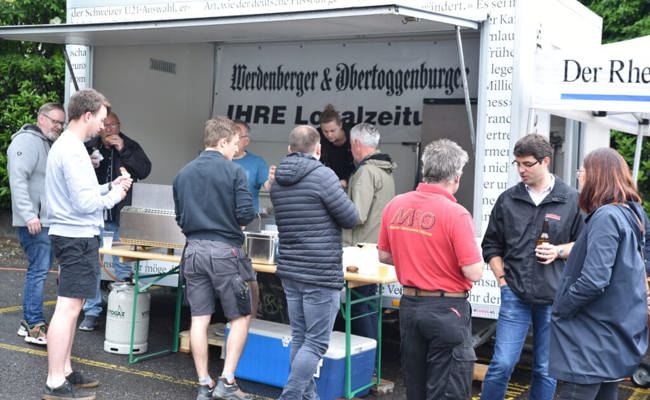 Gespräche nach Feierabend: Der W&O-Redaktionswagen zog viel Publikum an