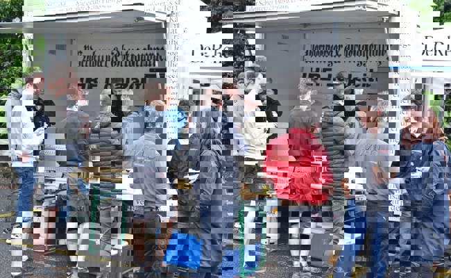 Gespräche nach Feierabend: Der W&O-Redaktionswagen zog viel Publikum an