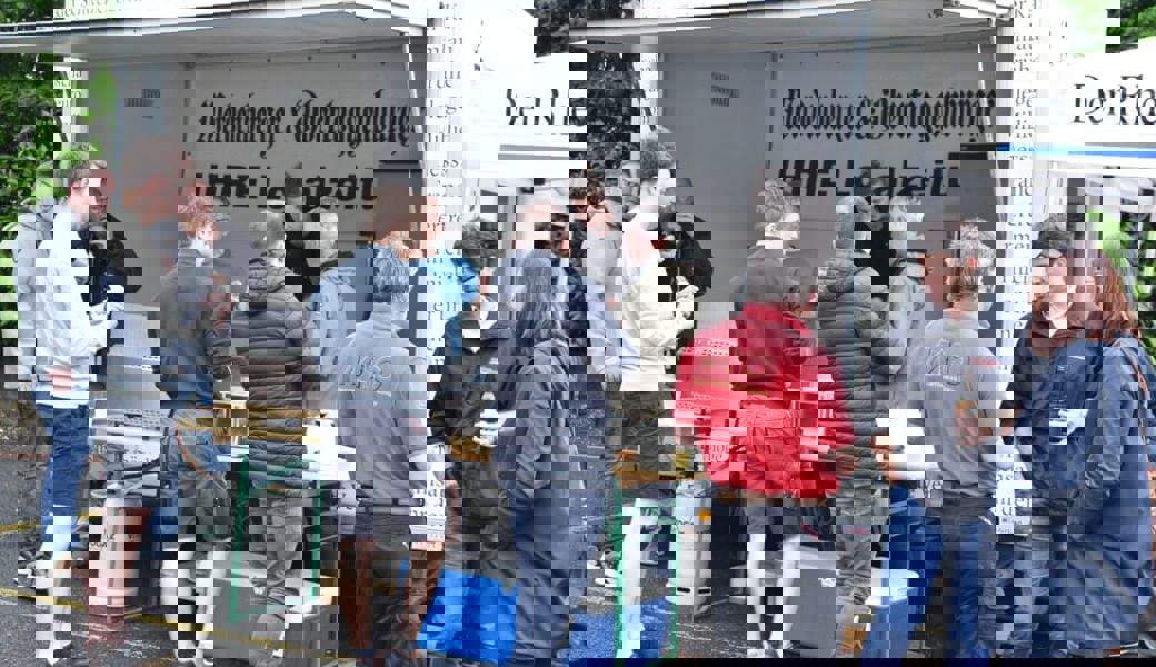 Gespräche nach Feierabend: Der W&O-Redaktionswagen zog viel Publikum an