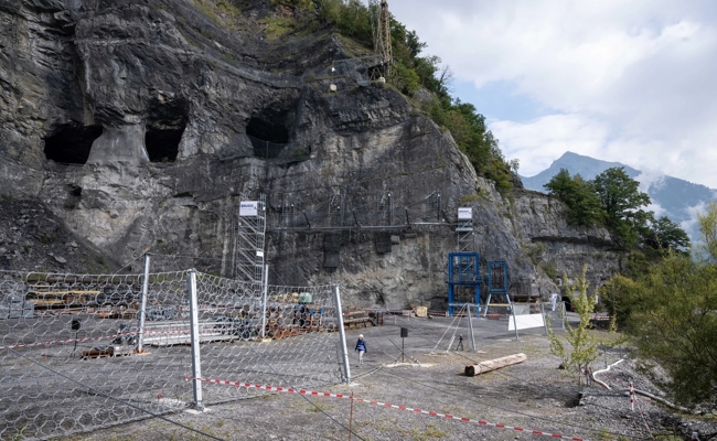 «Steine kommen selten allein» – Geobrugg testet ihre Schutznetze in Walenstadt