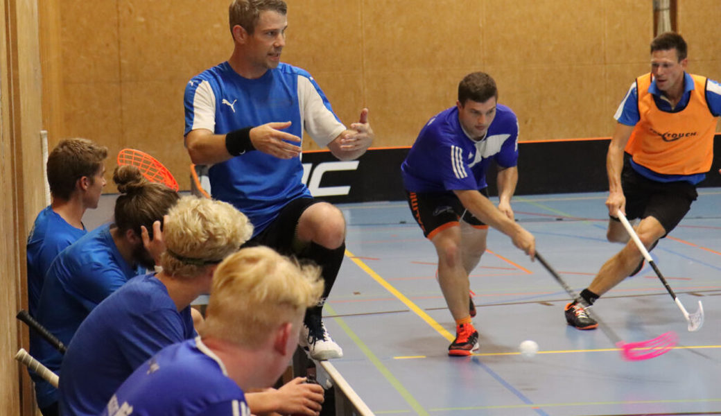  Spielercoach Robert Gantenbein in seinem Element: Während das interne Rangers-Trainingsspiel im vollen Gange ist, erteilt er dem gerade Pause machenden Spielern, wie sie ihren nächsten Einsatz gestalten sollen. 