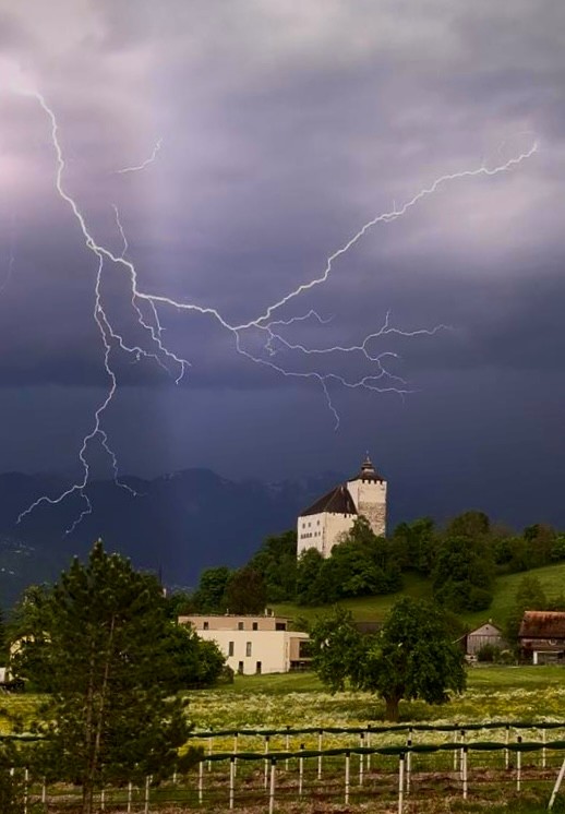 Blitz und Donner: Ein Naturfeuerwerk überm Schloss Werdenberg