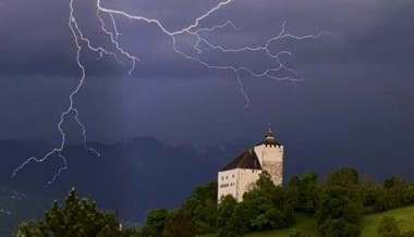 Blitz und Donner: Ein Naturfeuerwerk überm Schloss Werdenberg