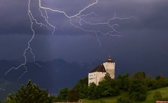Blitz und Donner: Ein Naturfeuerwerk überm Schloss Werdenberg