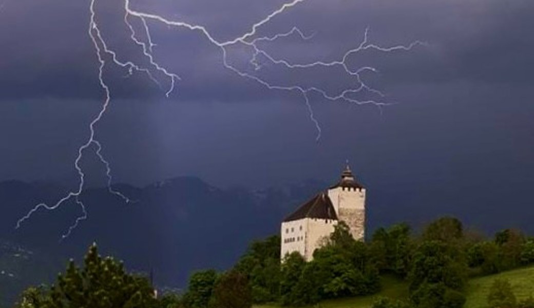 Es kräuselt einem fast die Haare, betrachtet man sich das Bild vom Blitz überm Schloss.