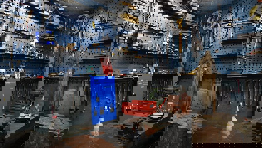  Hans Heeb hat sich eine Werkstatt eingerichtet.