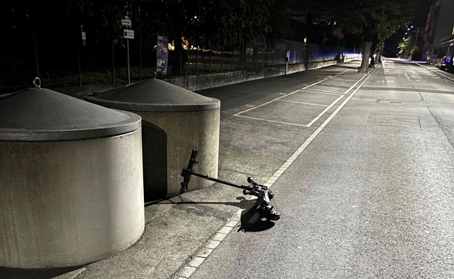Fahrunfähig mit E-Trottinett gegen Molok geprallt