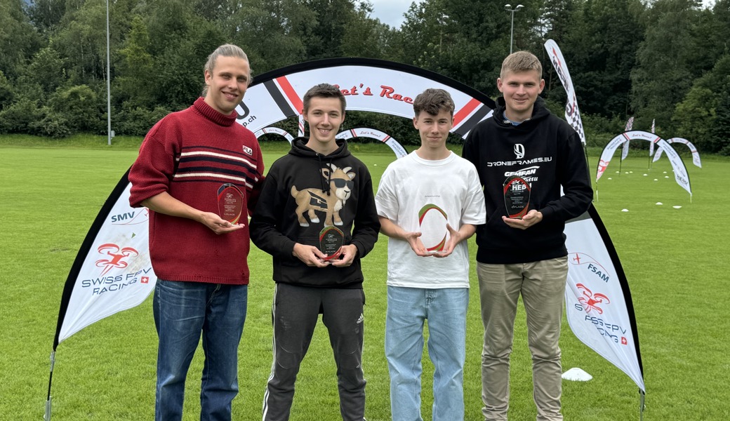 Die besten vier Drohnenpiloten am Wettkampf auf der Buchser Rheinau (von links): Hauke Mahler (Deutschland), David Müller (Schweiz/Buchs), Marvin Schäpper (Liechtenstein) und Björn Mathis (Schweiz).
