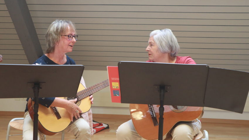  Das Lernen fällt einfacher, wenn man sich untereinander hilft.