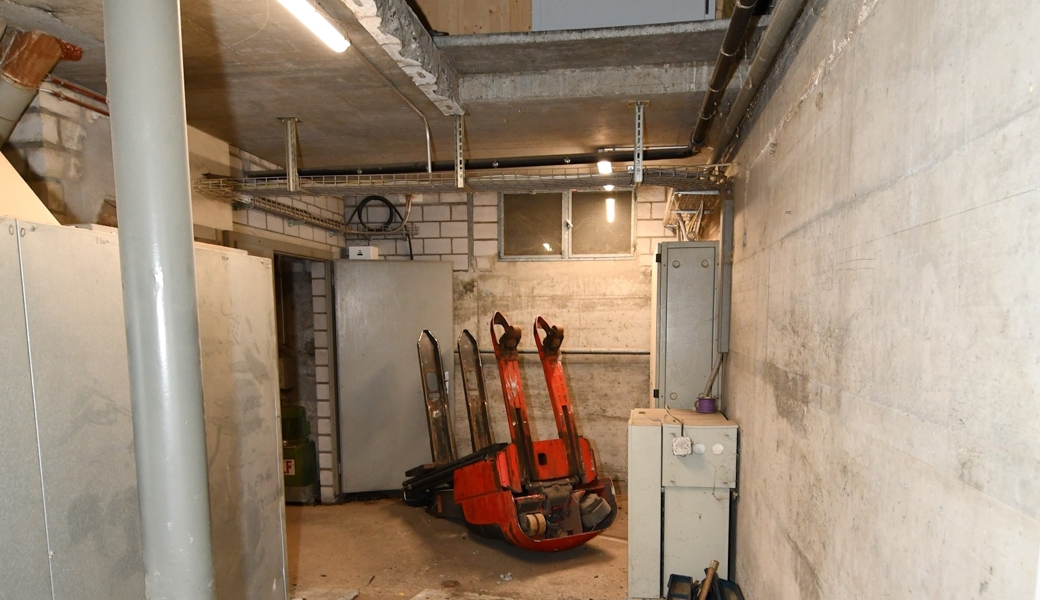 Der Stapler brach durch eine ausgelegte Betonplatte.