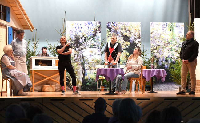 Sonderbare Verhaltensweisen und ein Raub: Theaterstück «Versuechskaninchen» überrascht am Ende mit einem Paukenschlag