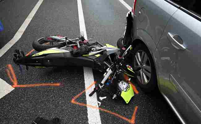 Töfffahrerin prallt bei Rotlicht in stehendes Auto