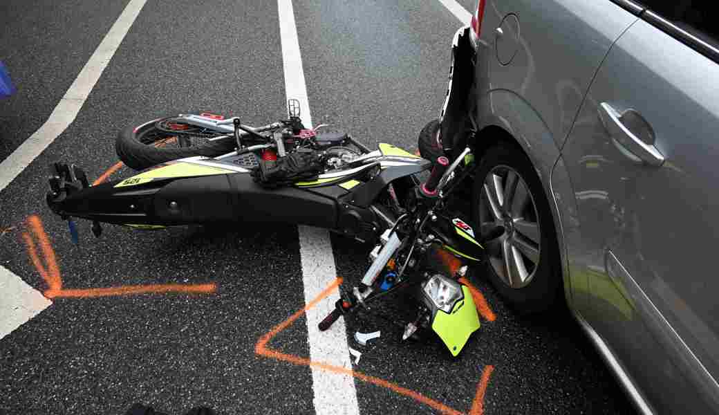 Die 16-jährige Motorradfahrerin wurde beim Unfall verletzt. 