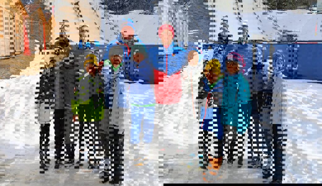  Geglückter Ausflug ins Berner Oberland für Flurin Hofmänner, Nino Leeser, Dario Lemmenmeier, Lars Künzle, Rony Dürr, Nils Lemmenmeier und Nathalie Ecker (von links) mit Trainer Thomas Kapitza (im Hintergrund). 