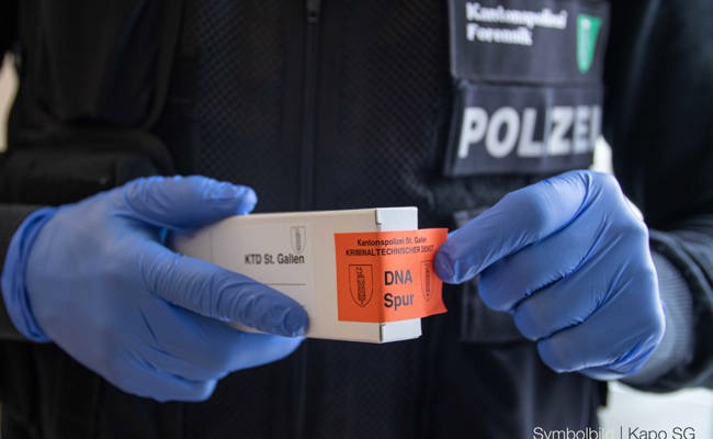 Schiebetür aufgebrochen: Einbrecher waren auf Bargeld aus