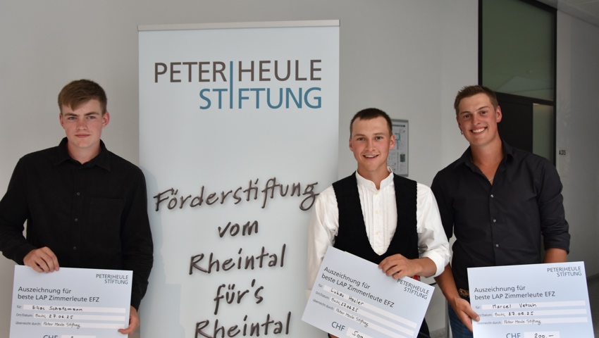 Die drei durch die Peter Heule Stiftung ausgezeichneten Zimmerleute, von links: Elias Schatzmann, Lukas Hasler, Marcel Vetsch. Die drei durch die Peter Heule Stiftung ausgezeichneten Zimmerleute, von links: Elias Schatzmann, Lukas Hasler, Marcel Vetsch.