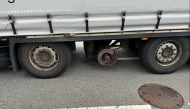 Die Polizei war erstaunt: Dieser Sattelschlepper fuhr trotz fehlendem Rad